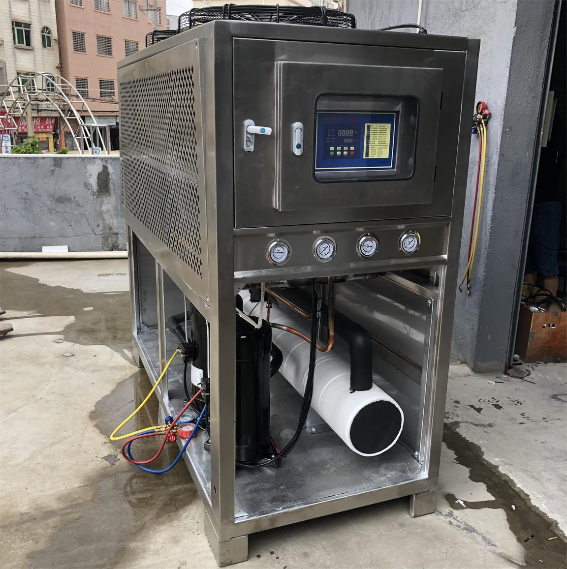 20hp துருப்பிடிக்காத எஃகு காற்று குளிரூட்டப்பட்ட குளிர்விப்பான் வாடிக்கையாளருக்கு வழங்கப்படுகிறது